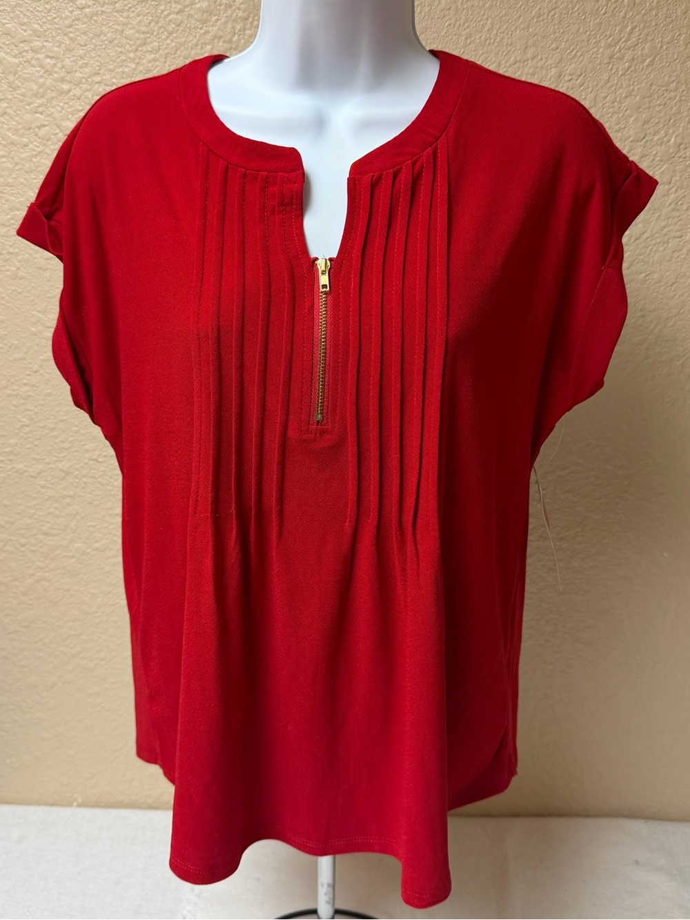 89th & Madison Red Zip-Pleat Short Sleeve Blouse